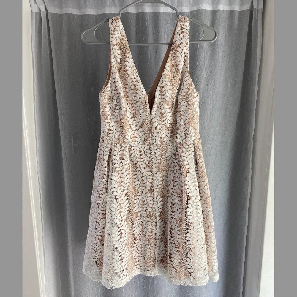 Lulu's M White Lace Skater Dress, like new condition